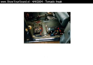 showyoursound.nl - tornado freak - tornado freak - versterker.jpg - hier nog meer foto,s van de installatie van de versterker BRzoals je ziet een hele operatie.